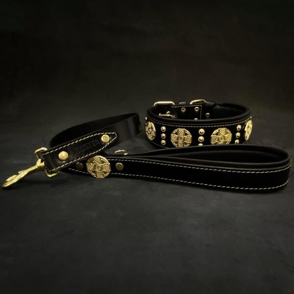the-maximus-collar-25-inch-wide-black-gold-497234.jpg Maximus – kniedžių raštas (didelės ir mažos kniedės, Black/Gold)